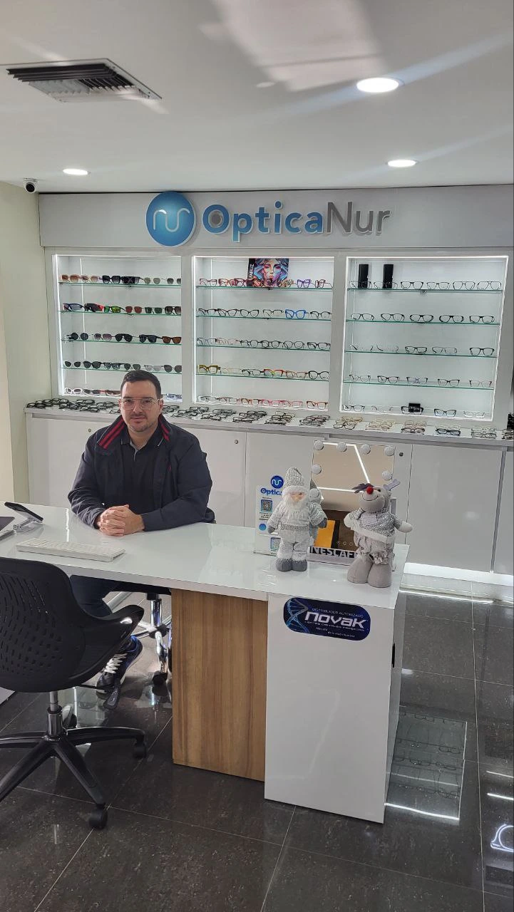 Profesional de Óptica Nur atendiendo a cliente