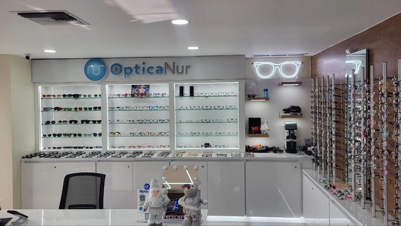 Interior Óptica Nur - Exhibición